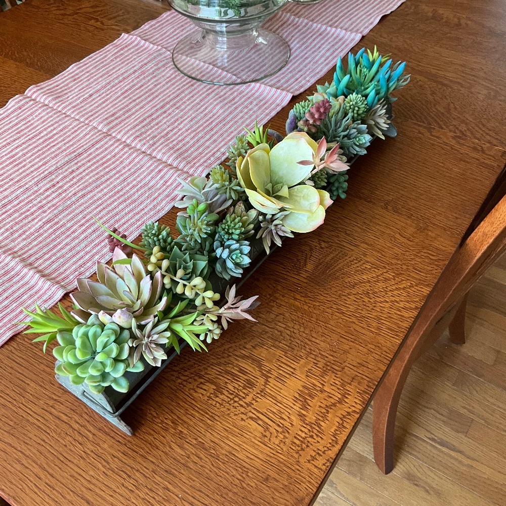 Artificial succulent arrangement